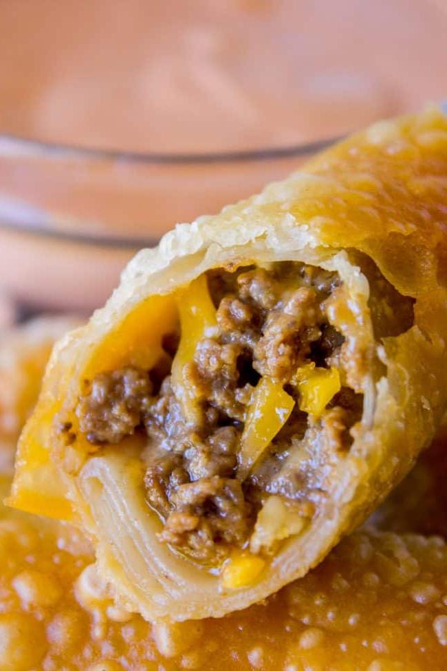 Τυρομπέργκερ Ρολά Αυγού από το The Food Charlatan. Πρόκειται για έναν από τους καλύτερους συνδυασμούς όλων των εποχών! Εννοώ, γέμιση κιμά με τυρί τηγανισμένη σε φύλλα; Πώς μπορεί να πάει κάτι στραβά εδώ; Βουτήξτε τα σε μια υπέροχη σάλτσα τηγανίσματος και θα βρεθείτε στον παράδεισο του τυρομπέργκερ σε χρόνο μηδέν! #τυρομπέργκερ #μπέργκερ #κιμάς #τυρί #τηγανητό #βαθύτηγανισμένο #εύκολο #συνταγή #μοσχάρι #σπιτικό #πώς_να_φτιάξεις #σάλτσα_τηγανίσματος #ορεκτικό #ντιπ Στοίβα από τυρομπέργκερ ρολά αυγού.