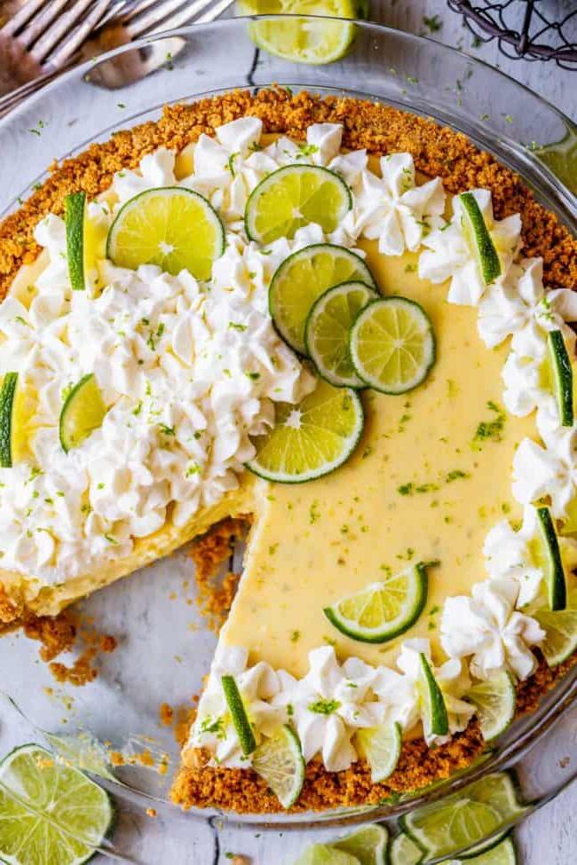 Πάι Key Lime με βάση μπισκότου graham, σαντιγί και φέτες λάιμ.
