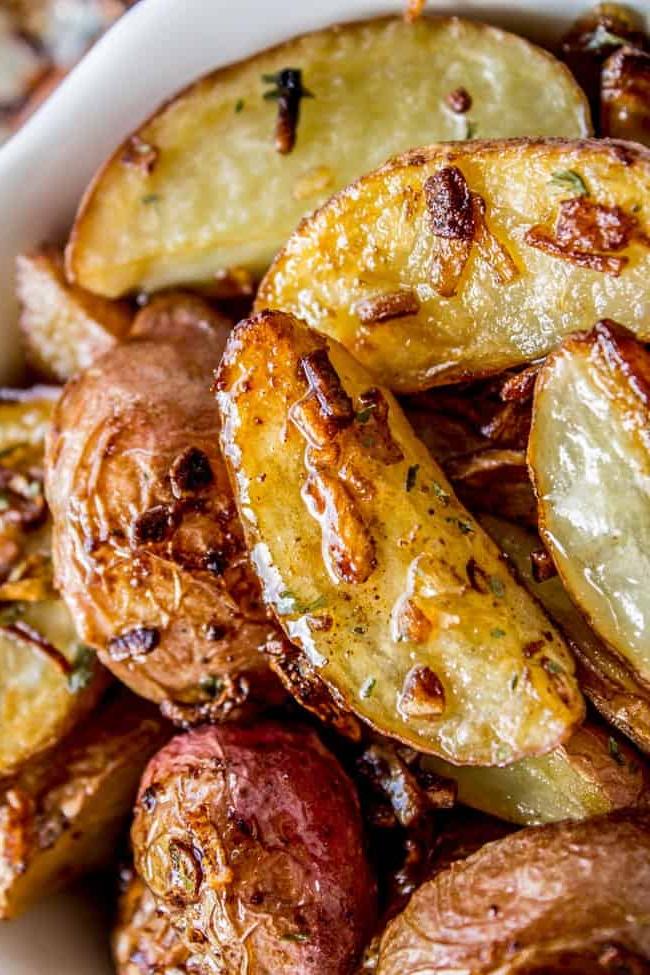 3 Υλικά Ψητές Πατάτες και Κρεμμύδια από The Food Charlatan. Αυτές οι τρυφερές ψητές πατάτες και κρεμμύδια γίνονται ΠΟΛΥ γρήγορα, γιατί αντί να προσθέσετε πολλά μπαχαρικά για να γίνουν νόστιμες, απλά ρίχνετε λίγο μίγμα σούπας κρεμμυδιού και το βάζετε στον φούρνο. Τα αφυδατωμένα κρεμμύδια γίνονται όλα τραγανά και υπέροχα! Ιδανικό συνοδευτικό για την Ημέρα των Ευχαριστιών! #roastedpotatoes #potatoes #onions #easy #quick #lipton #onionsoupmix #oven #soupmixes Κοντινή φωτογραφία από ψητές πατάτες και κρεμμύδια.