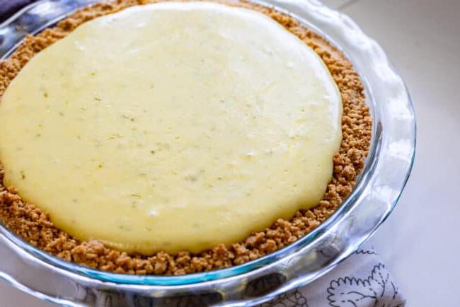 Ένα ψημένο πάι Key Lime.