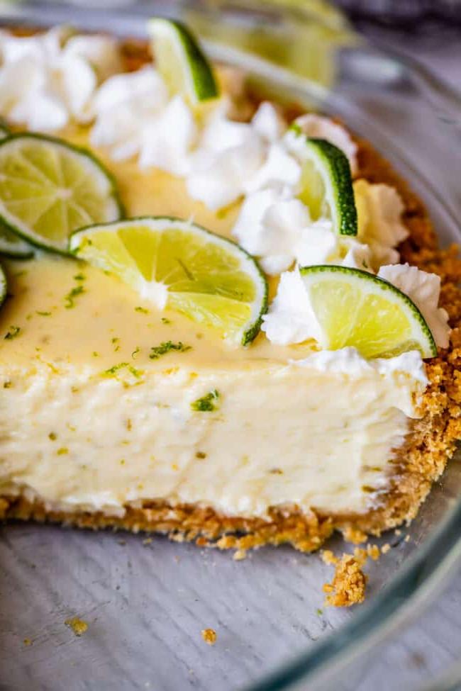 Ένα πάι Key Lime με σαντιγί και φέτες λάιμ.