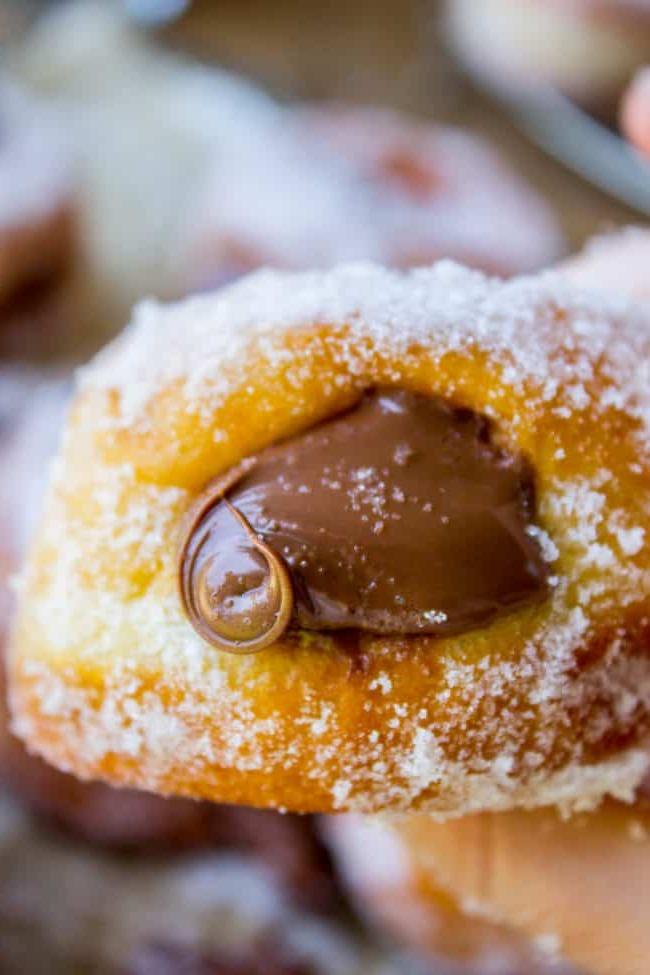 Συνταγή για Ντόνατς Γεμιστά με Nutella από το The Food Charlatan. Αυτή η συνταγή Nutella ντόνατς φτιάχνει τα πιο αφράτα ντόνατς με μαγιά. Γεμάτα με ζεστή Nutella! Πολλές φωτογραφίες δείχνουν ακριβώς πώς να φτιάξετε ντόνατς. #ντόνατς #σπιτικά #απότομη_αρχή #Nutella #γεμιστά_Nutella #γεμιστά_ντόνατς #τηγανητά #σοκολάτα #μαγιά #ζάχαρη Γεμιστά ντόνατς με Nutella
