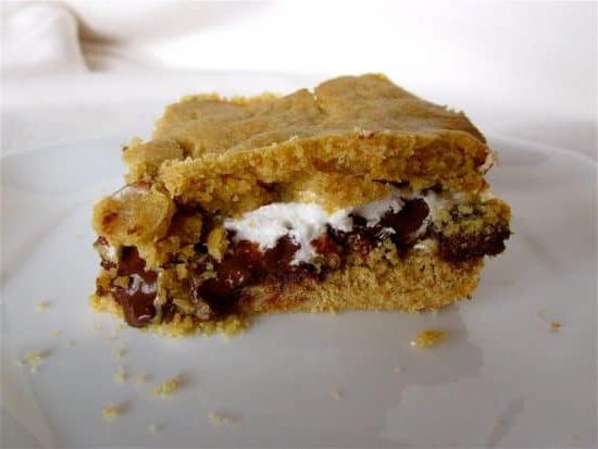 Μπάρα s'mores σε λευκό πιάτο.