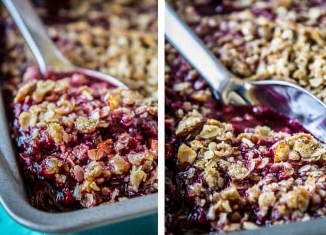 Εύκολη Συνταγή Cobbler με Βατόμουρα με Επικάλυψη Τραγανής Βρώμης από το The Food Charlatan. Αυτή η συνταγή για Cobbler με βατόμουρα είναι τόσο εύκολη που είναι απίστευτη! Η τραγανή επικάλυψη βρώμης ετοιμάζεται εξαιρετικά γρήγορα και είναι το τέλειο συμπλήρωμα στην καλύτερη προσφορά του καλοκαιριού: τα βατόμουρα. #cobbler #blackberries #easy #oats #dessert #summerrecipes #homemade #summer #crisp Cobbler με βατόμουρα που σερβίρεται από το ταψί.