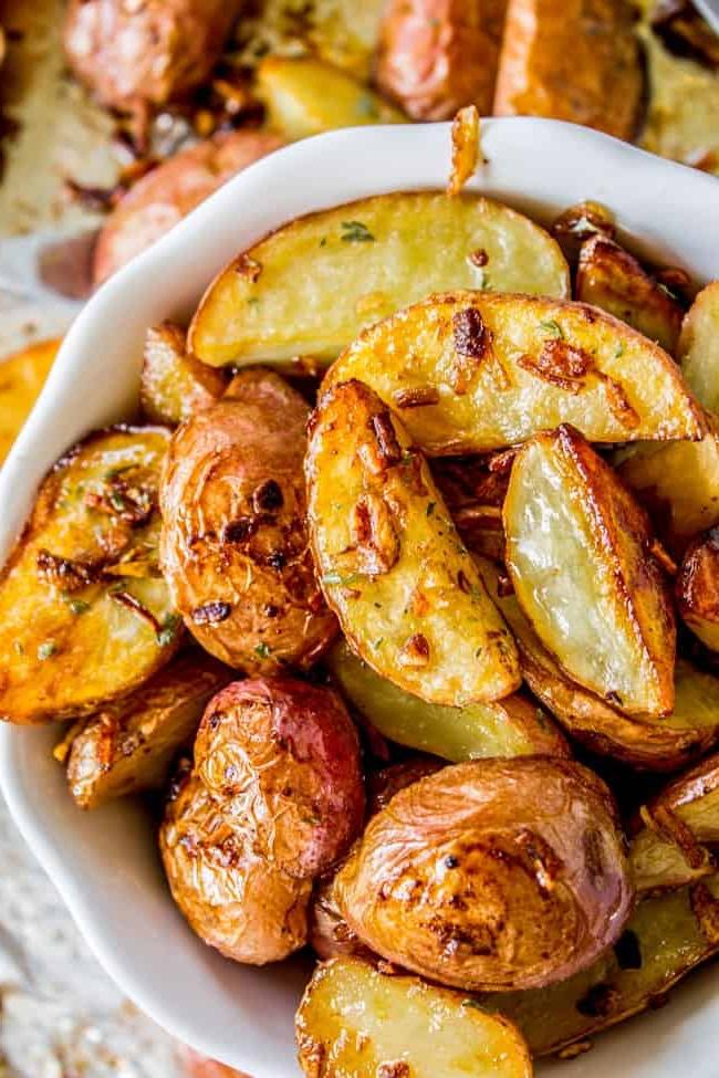 3 Υλικά Ψητές Πατάτες και Κρεμμύδια από The Food Charlatan. Αυτές οι τρυφερές ψητές πατάτες και κρεμμύδια γίνονται ΠΟΛΥ γρήγορα, γιατί αντί να προσθέσετε πολλά μπαχαρικά για να γίνουν νόστιμες, απλά ρίχνετε λίγο μίγμα σούπας κρεμμυδιού και το βάζετε στον φούρνο. Τα αφυδατωμένα κρεμμύδια γίνονται όλα τραγανά και υπέροχα! Ιδανικό συνοδευτικό για την Ημέρα των Ευχαριστιών! #roastedpotatoes #potatoes #onions #easy #quick #lipton #onionsoupmix #oven #soupmixes Ψητές πατάτες με κρεμμύδια σε ένα μπολ.