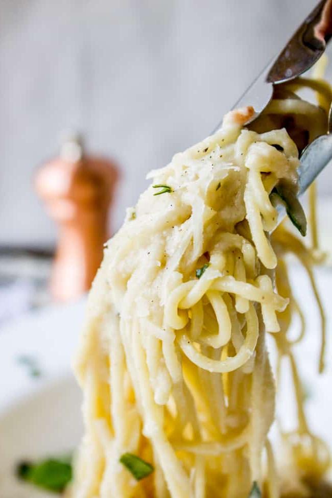 Κρεμώδης Σάλτσα Caulifredo (Σάλτσα Κουνουπιδιού Αλφρέντο) από το The Food Charlatan σε πιάτο με ζυμαρικά
