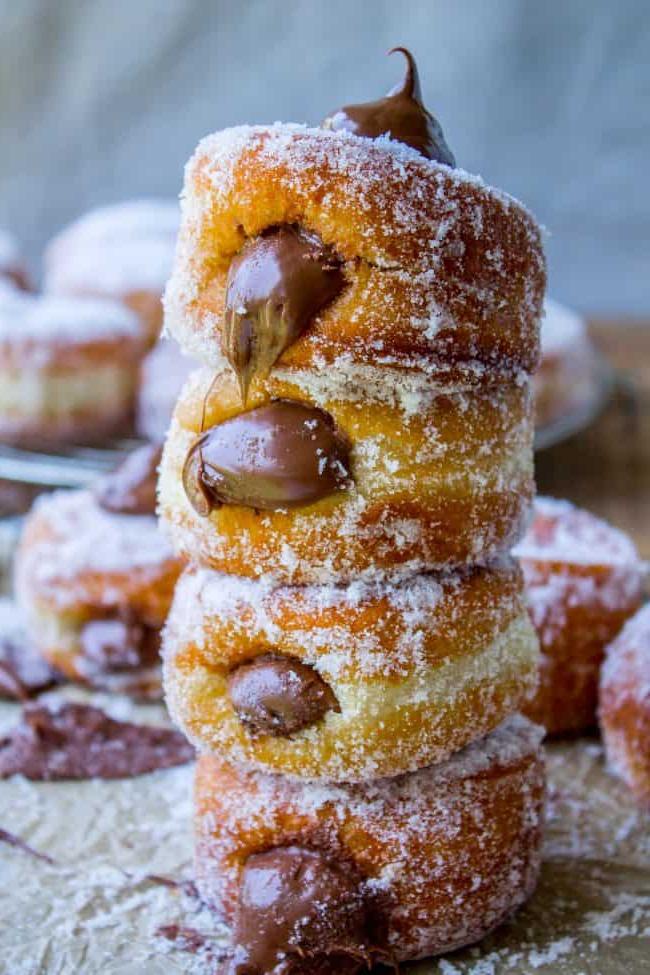 Συνταγή για Ντόνατς Γεμιστά με Nutella από το The Food Charlatan. Αυτή η συνταγή Nutella ντόνατς φτιάχνει τα πιο αφράτα ντόνατς με μαγιά. Γεμάτα με ζεστή Nutella! Πολλές φωτογραφίες δείχνουν ακριβώς πώς να φτιάξετε ντόνατς. #ντόνατς #σπιτικά #απότομη_αρχή #Nutella #γεμιστά_Nutella #γεμιστά_ντόνατς #τηγανητά #σοκολάτα #μαγιά #ζάχαρη Σπιτική συνταγή για γεμιστά ντόνατς
