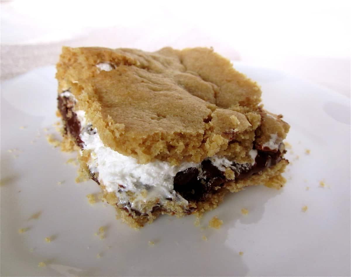 Μπάρα s'mores με μπισκοτένια βάση σε πιάτο.