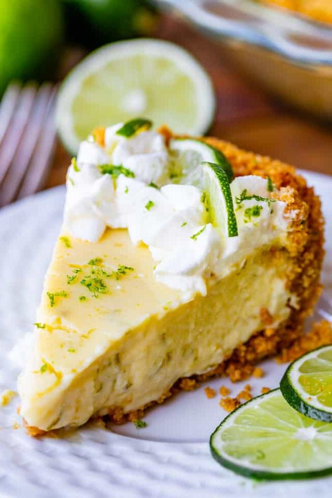 Μια φέτα πάι Key Lime με σαντιγί και φέτες λάιμ.