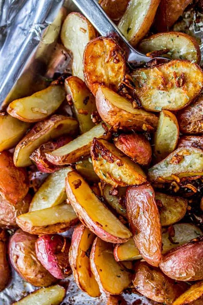 3 Υλικά Ψητές Πατάτες και Κρεμμύδια από The Food Charlatan. Αυτές οι τρυφερές ψητές πατάτες και κρεμμύδια γίνονται ΠΟΛΥ γρήγορα, γιατί αντί να προσθέσετε πολλά μπαχαρικά για να γίνουν νόστιμες, απλά ρίχνετε λίγο μίγμα σούπας κρεμμυδιού και το βάζετε στον φούρνο. Τα αφυδατωμένα κρεμμύδια γίνονται όλα τραγανά και υπέροχα! Ιδανικό συνοδευτικό για την Ημέρα των Ευχαριστιών! #roastedpotatoes #potatoes #onions #easy #quick #lipton #onionsoupmix #oven #soupmixes Ψητές πατάτες με κρεμμύδια.