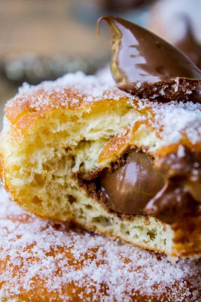 Συνταγή για Ντόνατς Γεμιστά με Nutella από το The Food Charlatan. Αυτή η συνταγή Nutella ντόνατς φτιάχνει τα πιο αφράτα ντόνατς με μαγιά. Γεμάτα με ζεστή Nutella! Πολλές φωτογραφίες δείχνουν ακριβώς πώς να φτιάξετε ντόνατς. #ντόνατς #σπιτικά #απότομη_αρχή #Nutella #γεμιστά_Nutella #γεμιστά_ντόνατς #τηγανητά #σοκολάτα #μαγιά #ζάχαρη Πώς να φτιάξετε γεμιστά ντόνατς