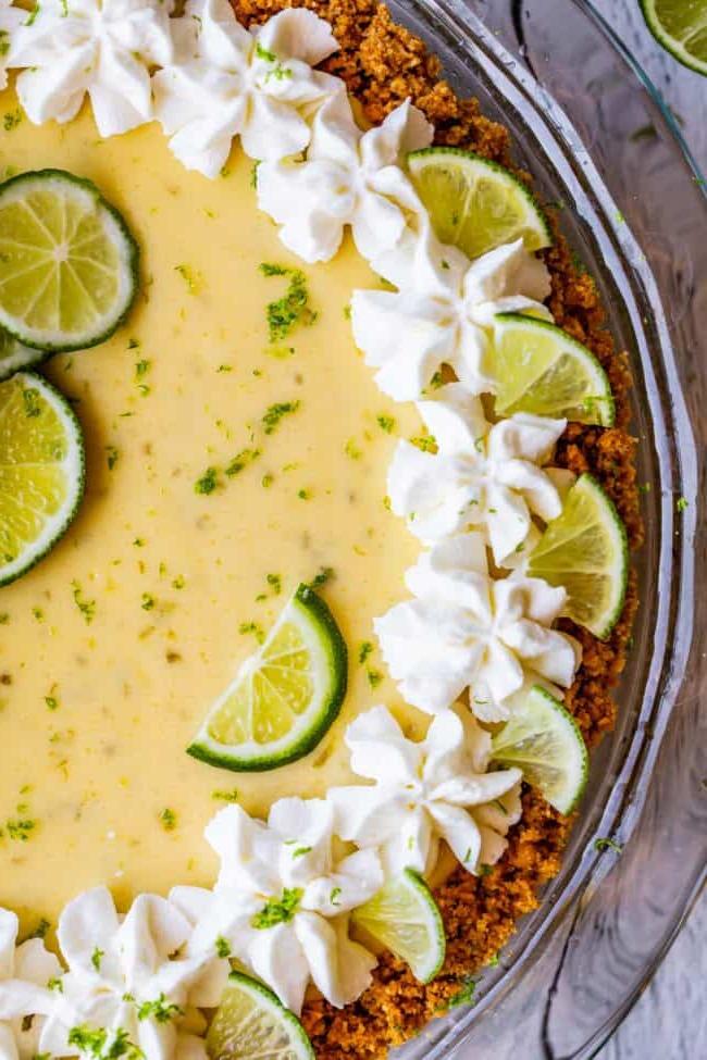Ένα πάι Key Lime με βάση μπισκότου graham, σαντιγί και φέτες λάιμ.