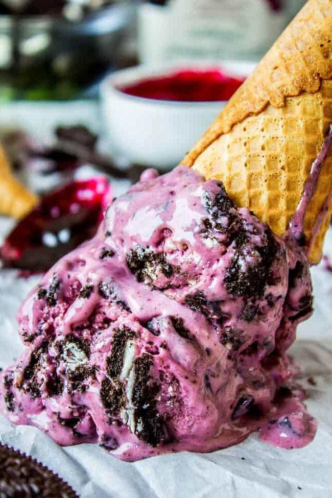 Παγωτό Oreo με βελούδινη υφή και πολλά κομμάτια μπισκότων.