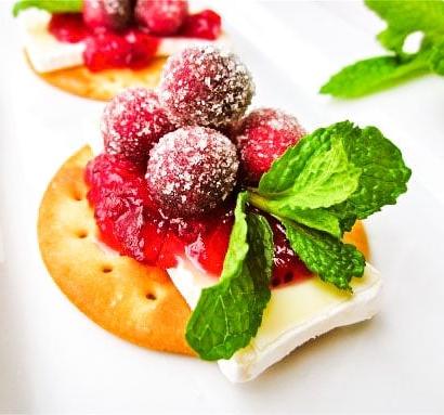 Λαμπερές Μπουκίτσες Μπρι με Κράνμπερι 5 Sparkling Cranberry Brie Bites from The Food Charlatan