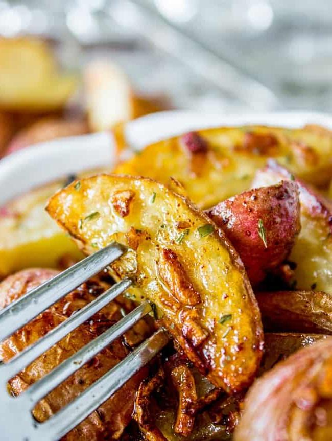 3 Υλικά Ψητές Πατάτες και Κρεμμύδια από The Food Charlatan. Αυτές οι τρυφερές ψητές πατάτες και κρεμμύδια γίνονται ΠΟΛΥ γρήγορα, γιατί αντί να προσθέσετε πολλά μπαχαρικά για να γίνουν νόστιμες, απλά ρίχνετε λίγο μίγμα σούπας κρεμμυδιού και το βάζετε στον φούρνο. Τα αφυδατωμένα κρεμμύδια γίνονται όλα τραγανά και υπέροχα! Ιδανικό συνοδευτικό για την Ημέρα των Ευχαριστιών! #roastedpotatoes #potatoes #onions #easy #quick #lipton #onionsoupmix #oven #soupmixes Πατάτες με Μίγμα Σούπας Κρεμμυδιού