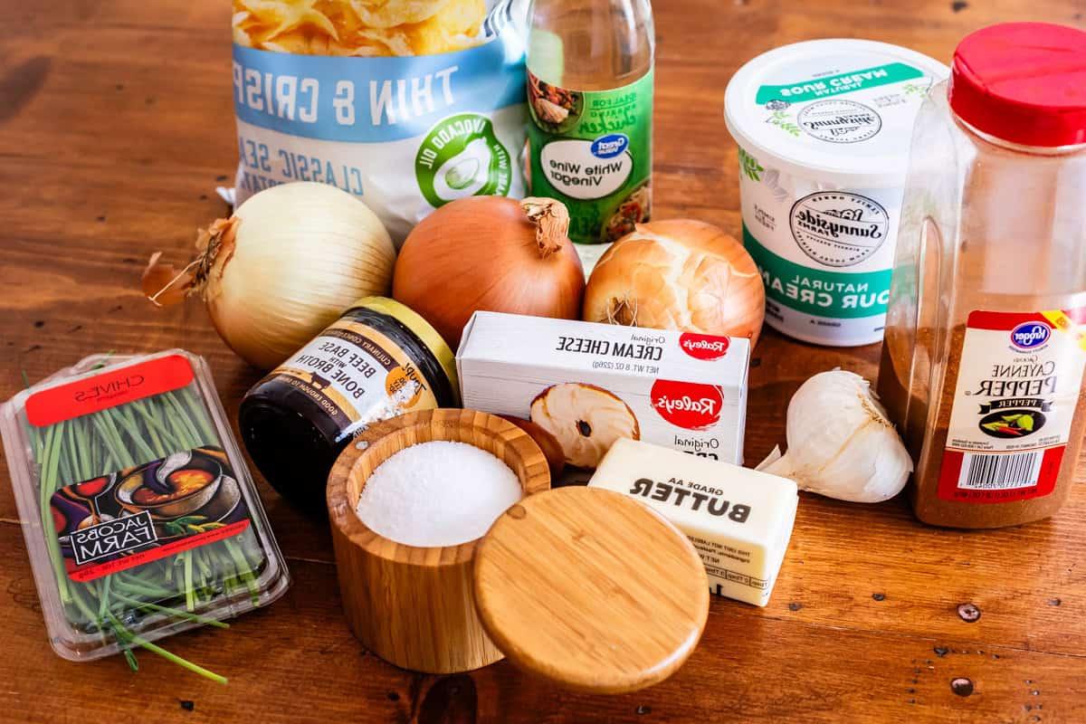 Υλικά για French Onion Dip - τυρί κρέμα, κρεμμύδια, βάση μοσχαριού, ξινή κρέμα και άλλα.
