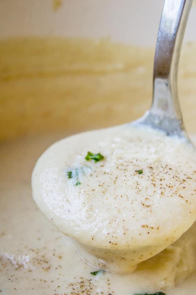 Πιάτο με ζυμαρικά και σάλτσα Caulifredo, γαρνιρισμένο