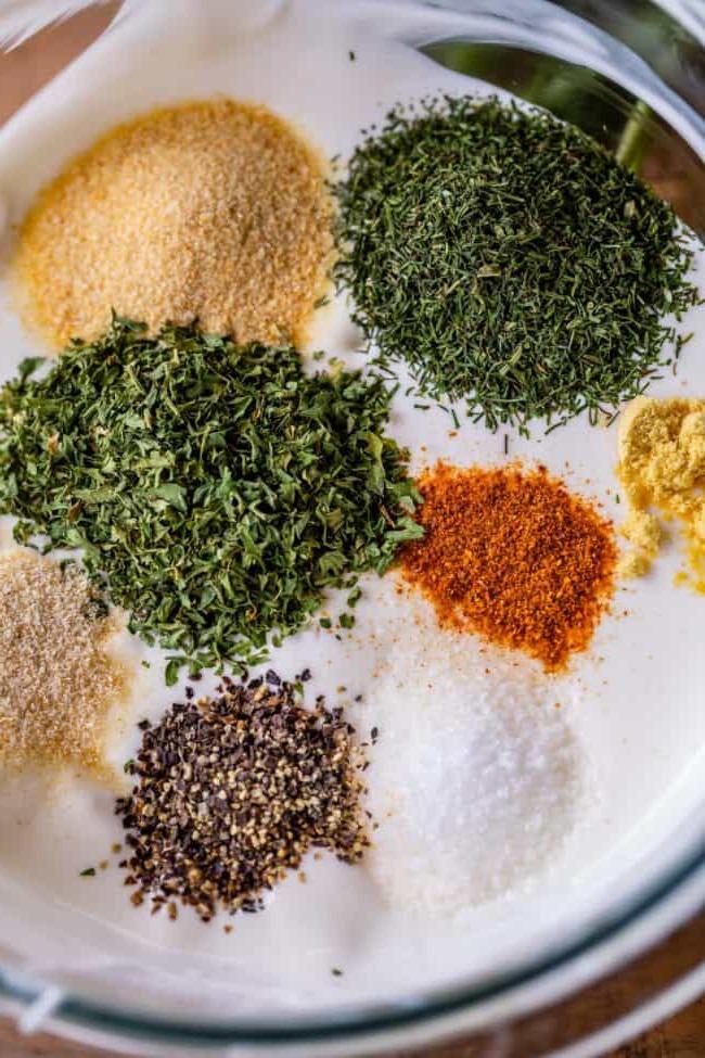 Κρεμώδης Σως Ranch με Βουτυρόγαλα από το The Food Charlatan. Το μόνο πράγμα που είναι καλύτερο από την έτοιμη σως ranch εστιατορίου είναι η Σπιτική Σως Ranch με Βουτυρόγαλα! Είναι τόσο ονειρεμένη, κρεμώδης και η συνταγή είναι απίστευτα εύκολη. Θα σας δείξω πώς ακριβώς να την φτιάξετε! Ετοιμαστείτε για την καλύτερη σαλάτα της ζωή σας! #ranch #dip #easy #recipe #salad #healthy #buttermilk #sourcream #freshherbs #dried #spices #homemade #fromscratch #restaurant #diy #howtomake Αποξηραμένα μυρωδικά προστίθενται σε κρεμώδη σως ranch με βουτυρόγαλα.