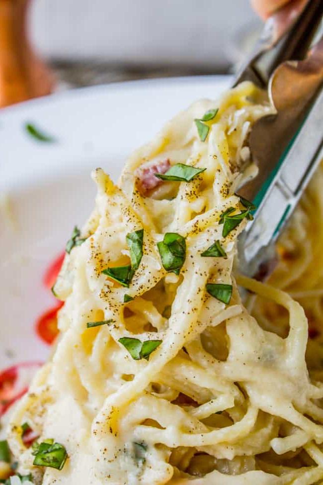 Δύο φωτογραφίες: Ζυμαρικά με σάλτσα Caulifredo και ένα κοντινό πλάνο της υφής της σάλτσας