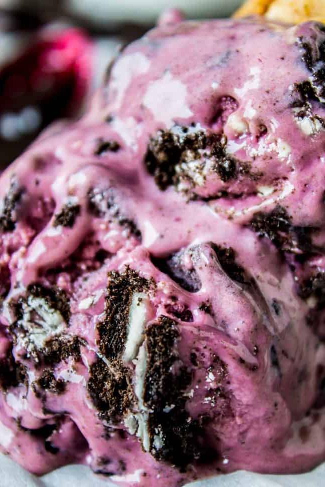 Πιάτο με παγωτό Oreo και κομμάτια μαύρου βατόμουρου.
