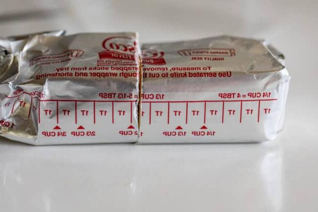 πακέτο crisco σε πάγκο, κομμένο στη μέση