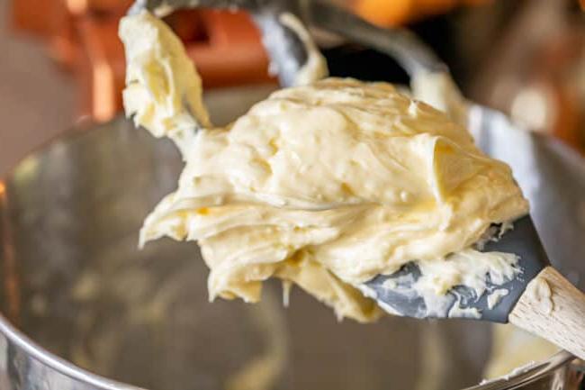 βούτυρο και crisco χτυπημένα μαζί σε μίξερ κουζίνας