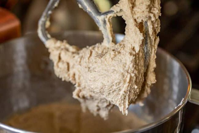 βούτυρο, crisco και ζάχαρη χτυπημένα μαζί σε μίξερ κουζίνας