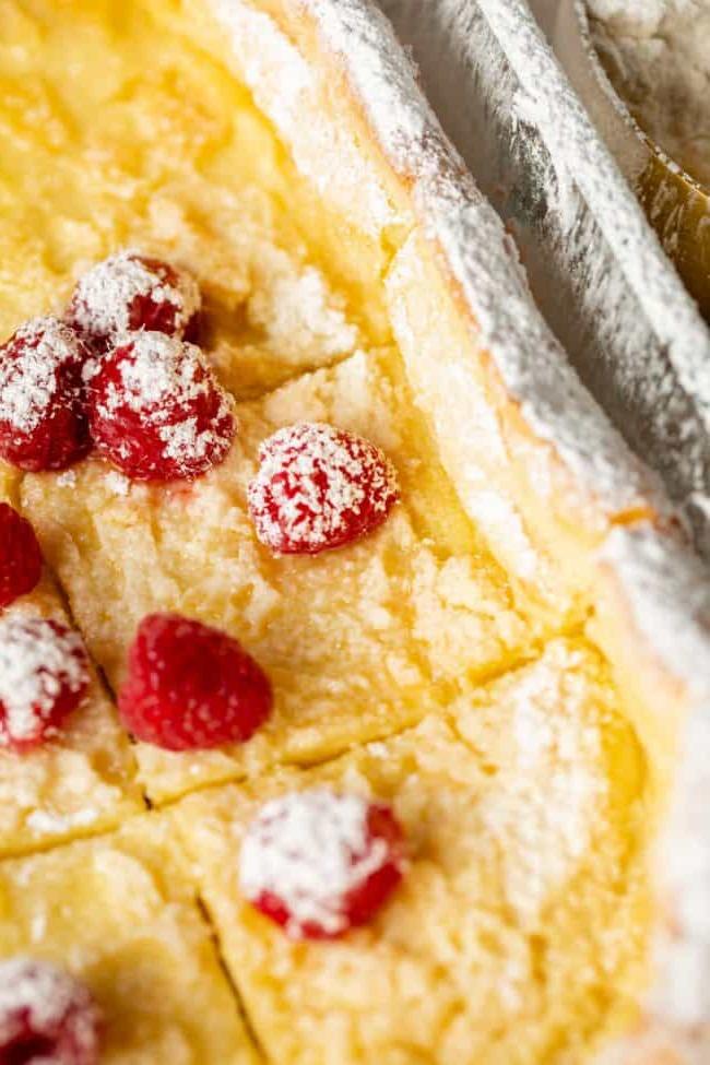 Dutch Baby Γερμανικές τηγανίτες σε ταψί με σμέουρα και ζάχαρη άχνη.
