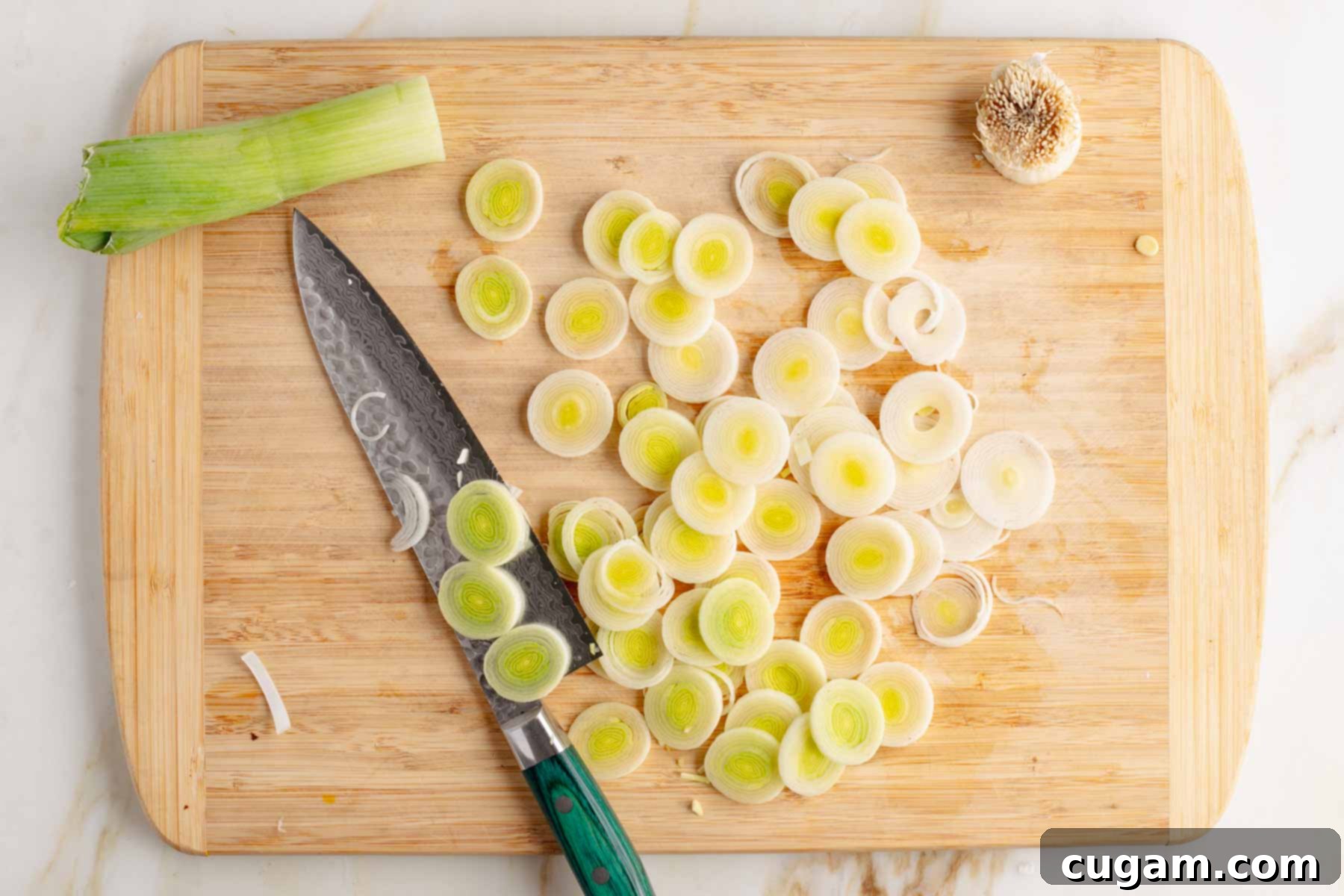 Root end and green part of leek discarded and the middle is sliced into thin discs.