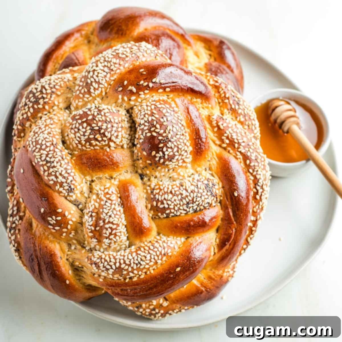 Rosh Hashanah 2025: Healthy Recipes and Menu Ideas 3 Round, braided challah bread with honey for dipping, symbolizing a sweet new year. This naturally sweetened challah offers a healthier take on a traditional Rosh Hashanah staple.