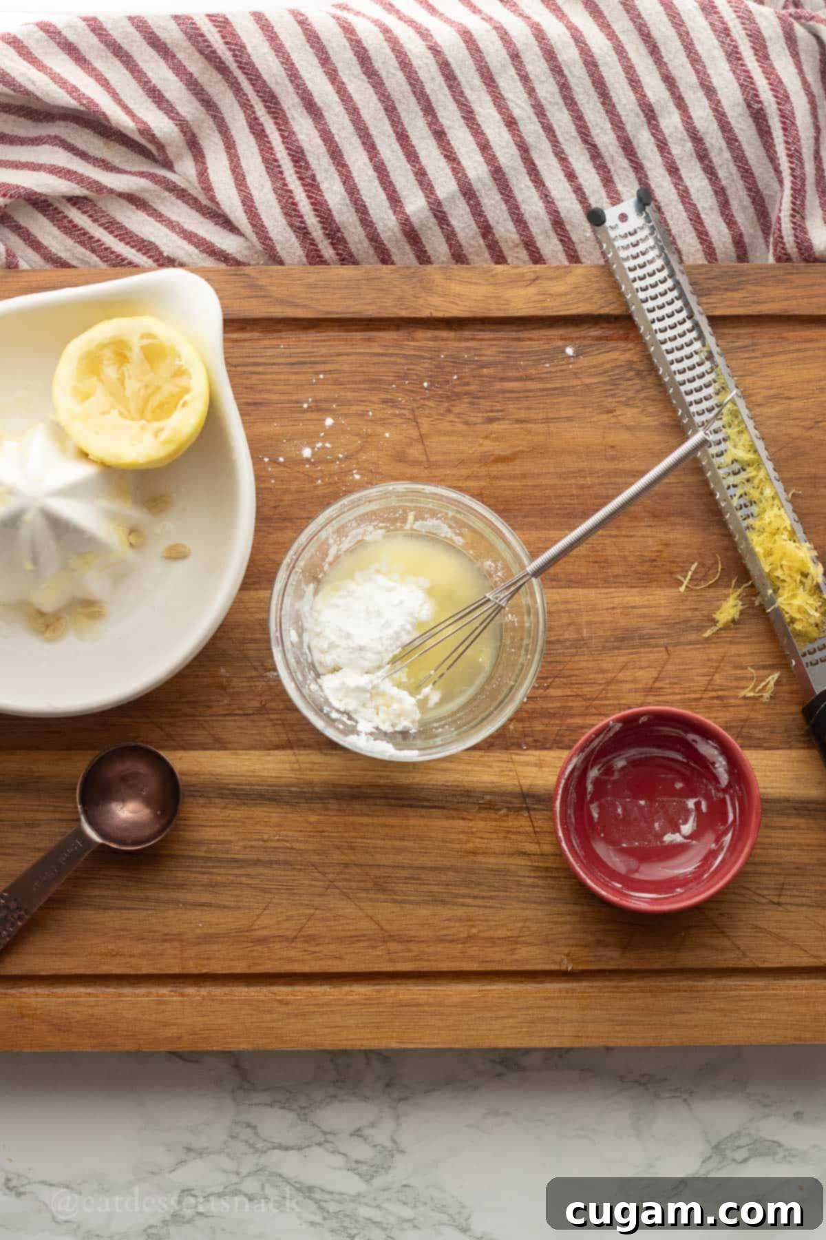 Cornstarch and lemon juice in glass bowl.